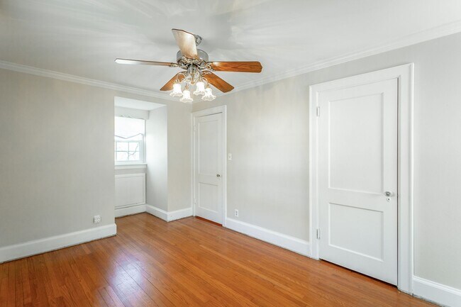 Building Photo - 3 Bedroom 2 Bath Classic