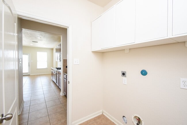 Building Photo - 6203 Ledger Ln