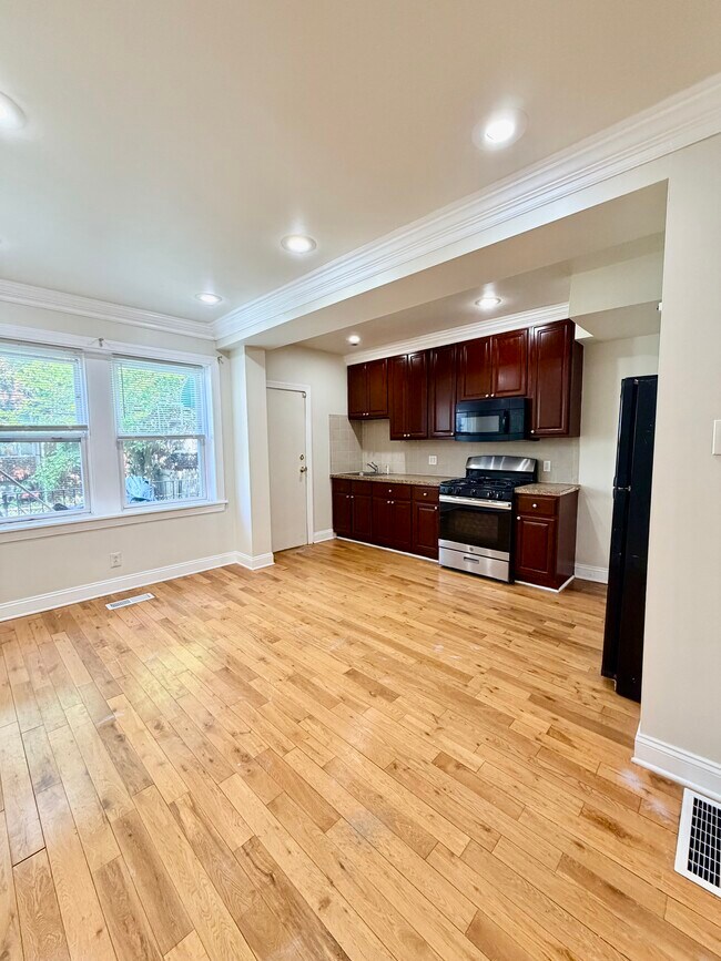 Building Photo - 2657 Bonnaffon St