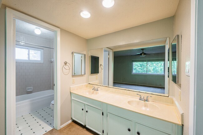 Building Photo - 10422 Gulfstream Ln