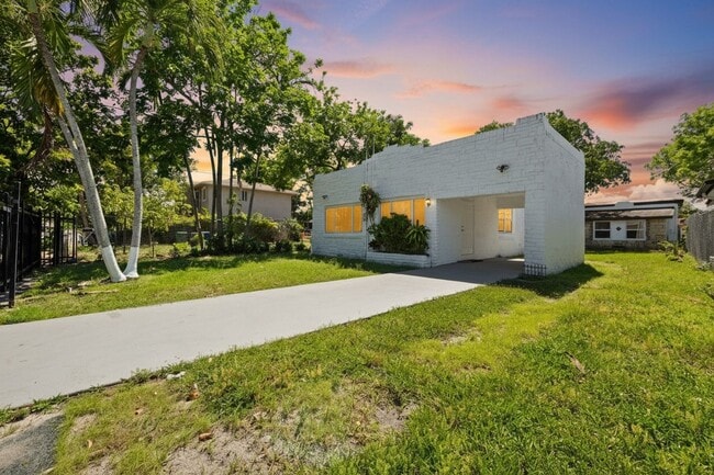 Building Photo - Charming 3-Bedroom Home in Miami - Comfortable Living in a Prime Location