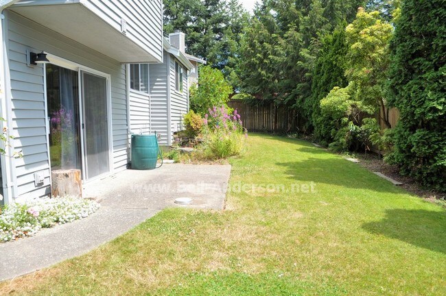 Building Photo - APPLICATION PENDING View Ridge Home with Thr
