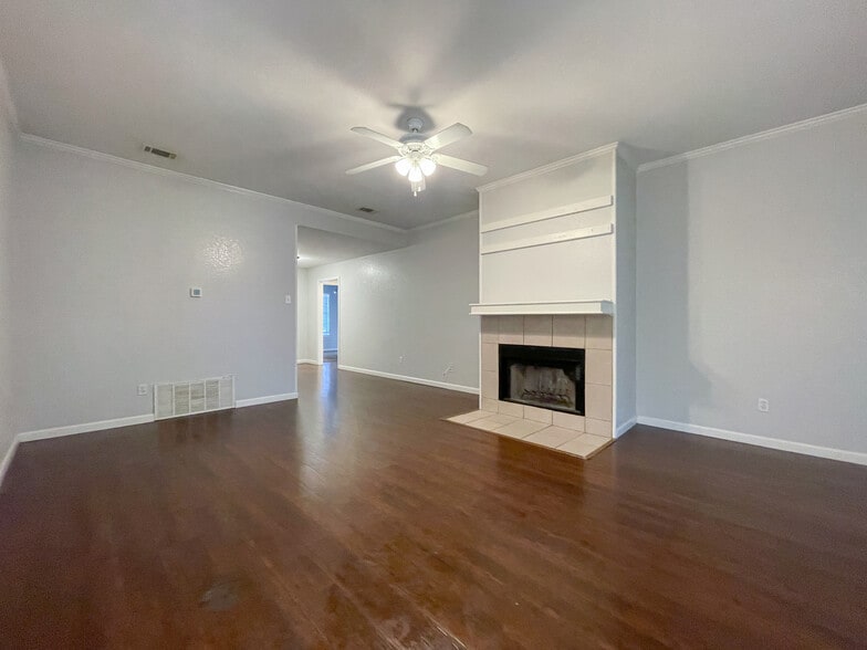 Building Photo - 10145 Valencia Dr