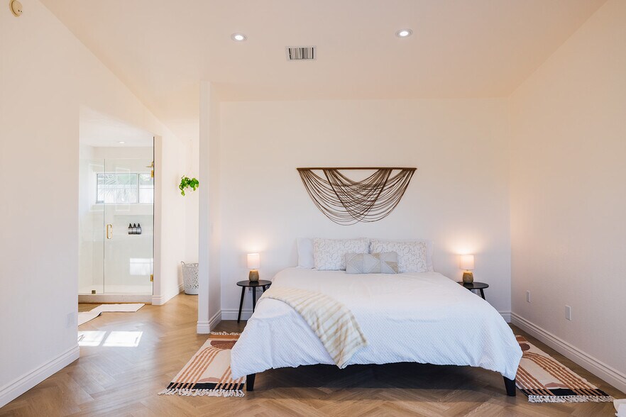 Building Photo - 7370 North Park