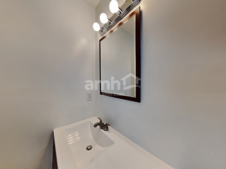 Building Photo - 332 SW Hollyhock Ct