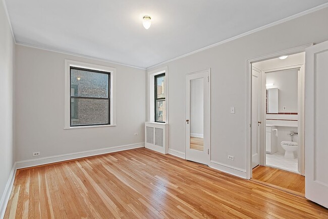 Building Photo - 25-40 31st Ave-4K