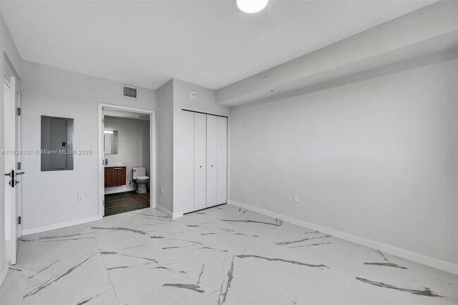 Building Photo - 840 NE 130th St