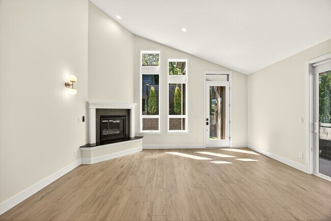 Building Photo - Newly Built Ashland Gem with Fireplace & S...