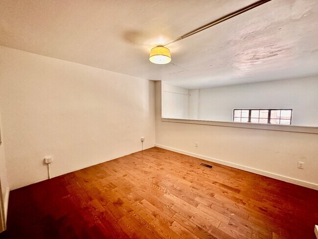 Building Photo - Spacious 1-Bed, 1.5-Bath with In-Unit Laundry + Off-Street Parking in the Heart of New Orleans