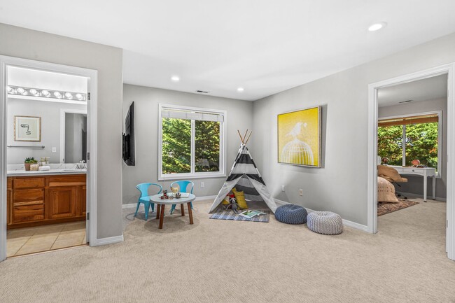 Building Photo - Luxury 4 bed 4 bath home in Lakemont, Bellevue