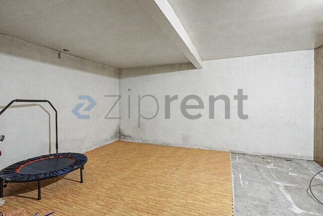 Building Photo - Unit