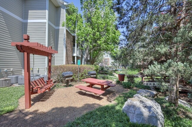 Building Photo - 2025 Woodmont Blvd