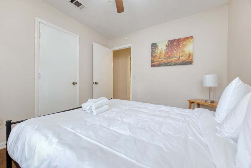 Building Photo - 4900 Hearthstone Dr