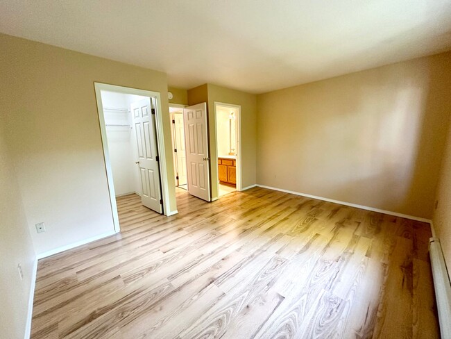 Building Photo - 2 Bedroom 1.5 Bath Townhome for Rent with ...