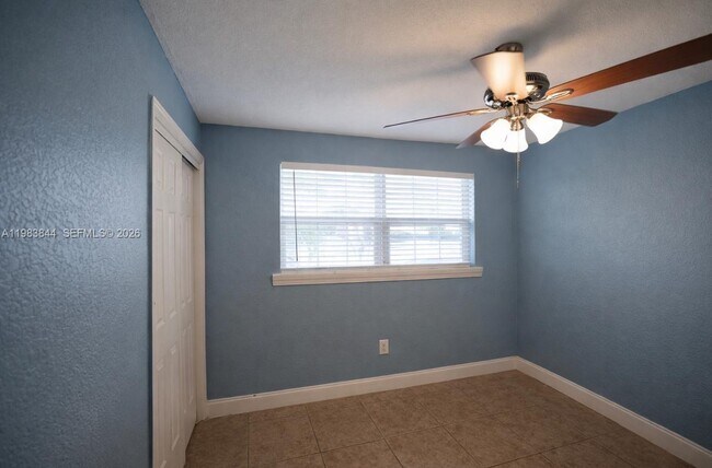 Building Photo - 19835 NE 11th Ct