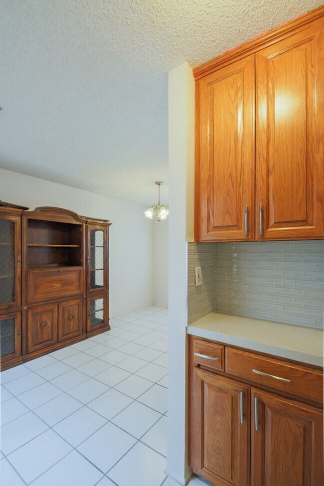 Building Photo - Beautiful Tri-Level 2BD + BONUS ROOM 3BA T...