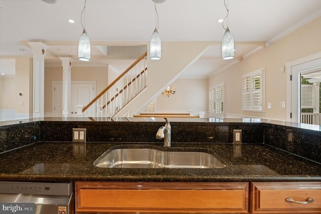 Building Photo - 5905 Lone Oak Dr