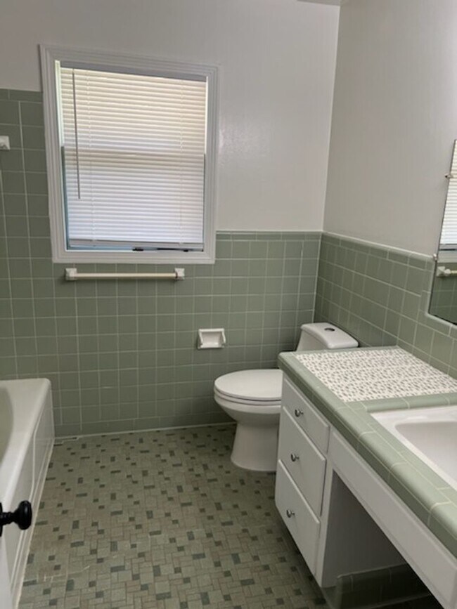 Building Photo - Nice 3 Bed 2 Bath at Great Price! Availabl...