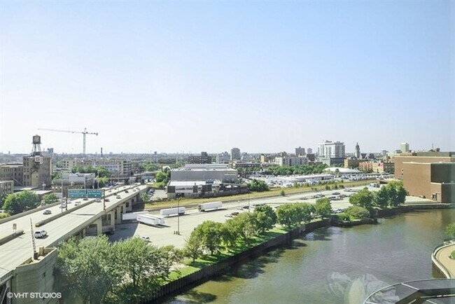 Building Photo - 600 N Kingsbury St