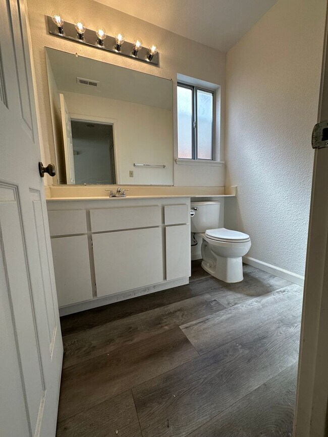 Building Photo - Beautiful 4 Bedroom, 2.5 Bath Tracy Home