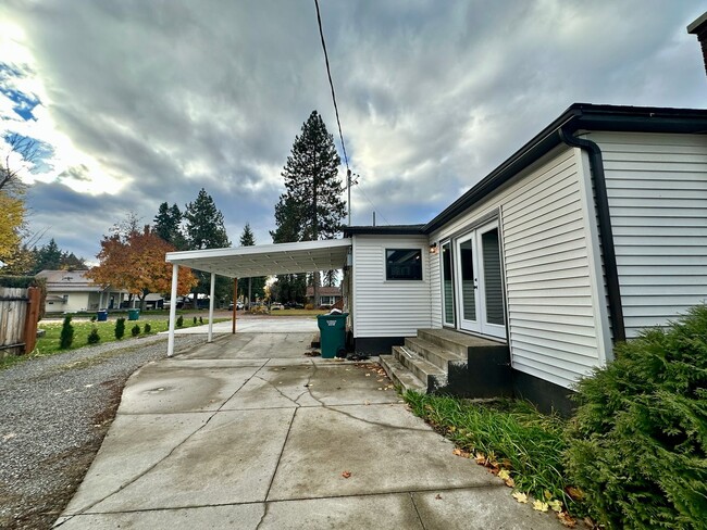 Building Photo - Stunning 2 level home with wood floors and...