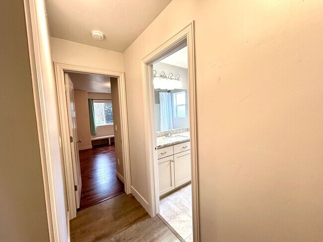 Building Photo - Lovely Single Family House Available!!!!