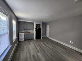 Building Photo - 824 N West St