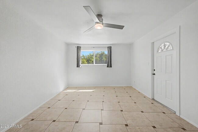 Building Photo - 2225 E Catalina Dr