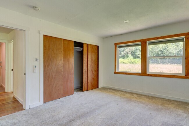 Building Photo - 3 Bed 2 Bath on West Beach
