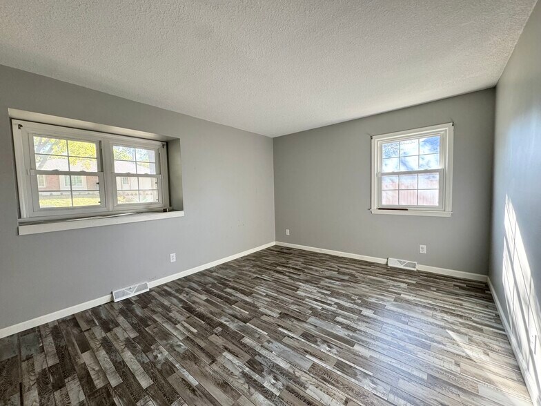 Building Photo - 3640 N Walnut St