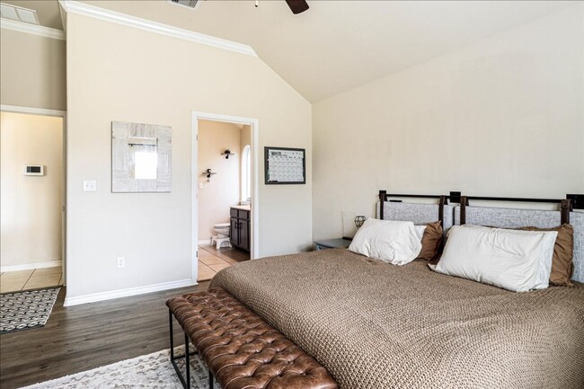 Building Photo - 3906 Las Bahias Dr