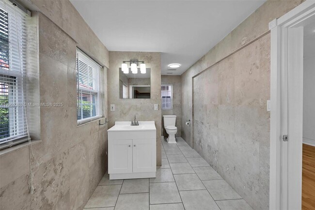 Building Photo - 1520 NE 108th St