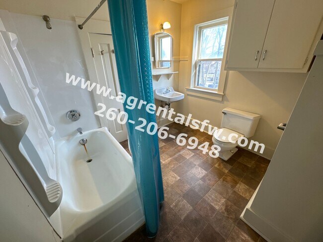 Building Photo - 1002 Columbia Ave