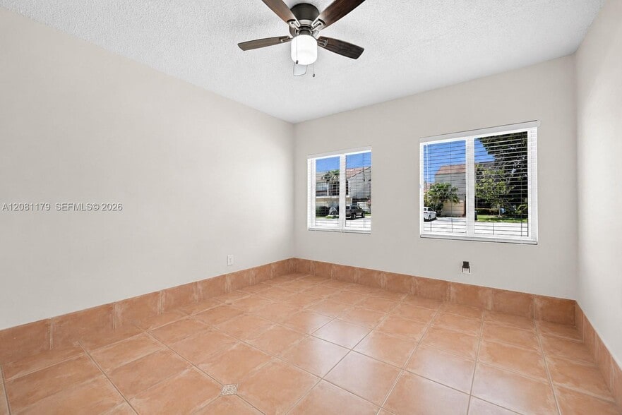 Building Photo - 9133 Fontainebleau Blvd