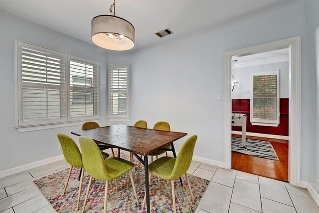 Building Photo - 1111 E Riverside Dr