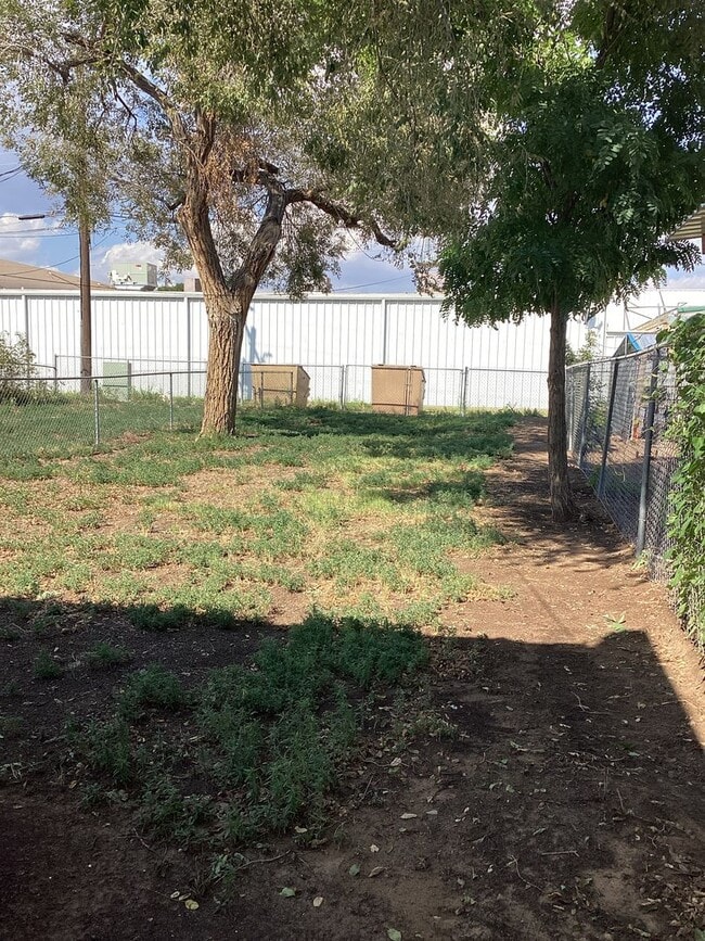 Building Photo - Gorgeous Newly Renovated 1 Bedroom Pets We...