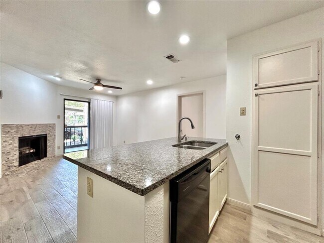 Building Photo - 8888 Tallwood Dr