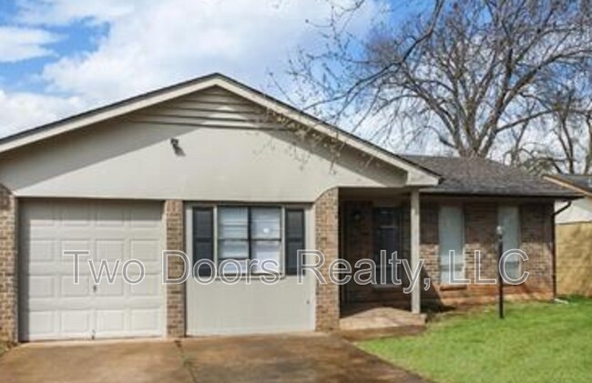 Building Photo - 429 E Hillcrest Ln
