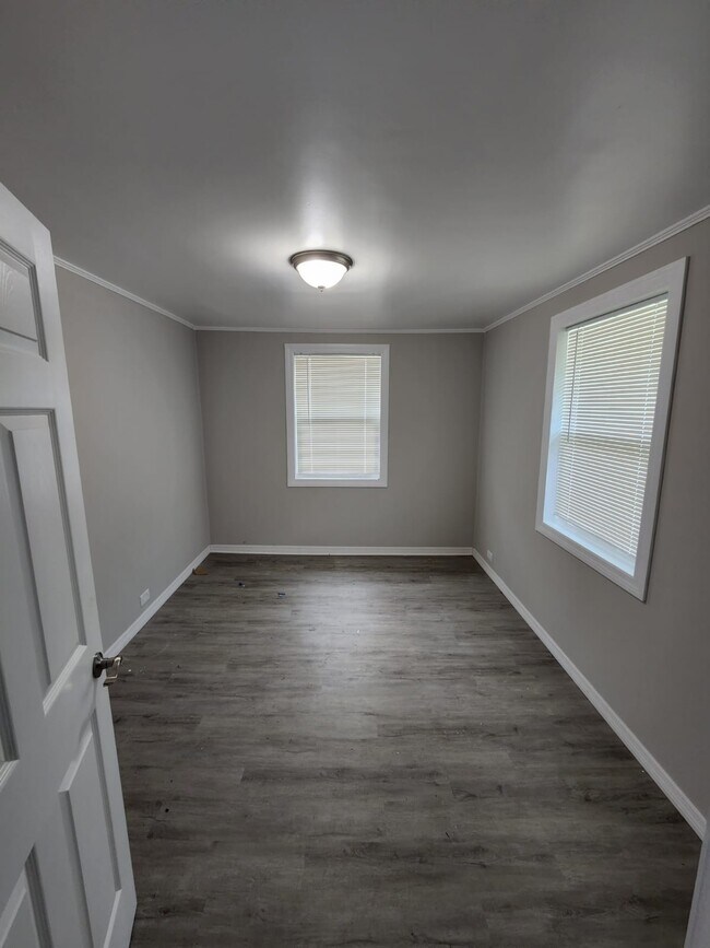 Building Photo - 602 NW 1st Ave