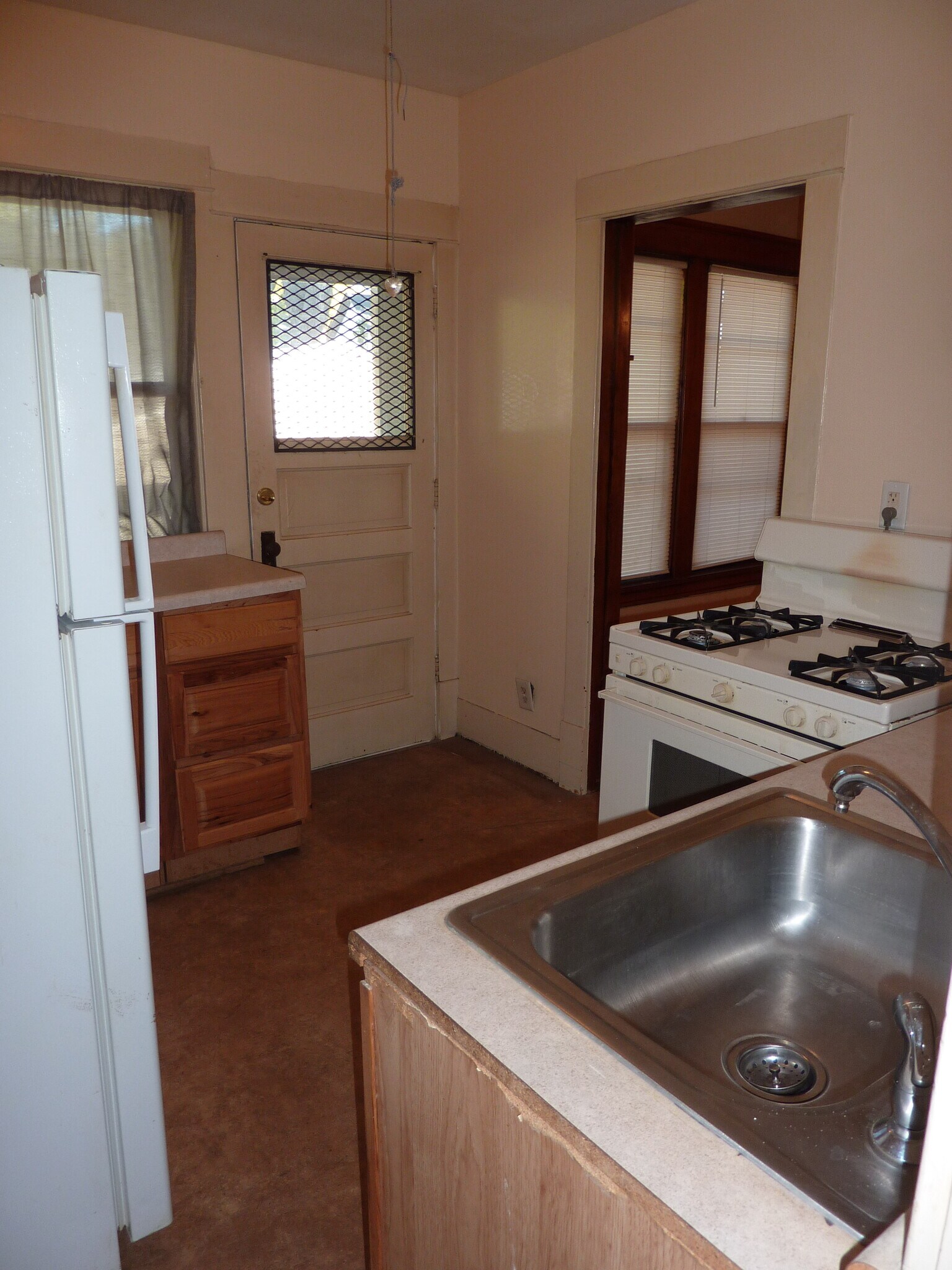 Kitchen - 382 Wheeler St N