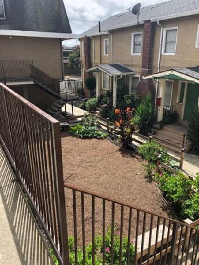 Building Photo - 2 Bedroom 1.5 Bath Split-Level Condo in Ri...