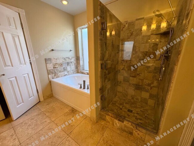 Building Photo - HALF OFF FIRST MONTH'S RENT! 4 BEDROOM 2.5 BATHROOM HOME