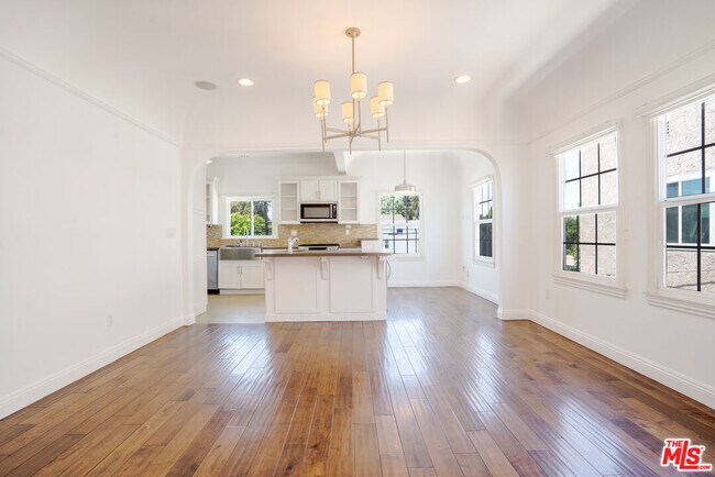 Building Photo - 1049 S Mansfield Ave