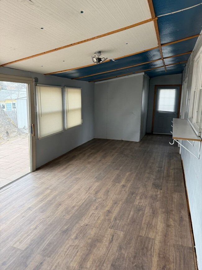 Building Photo - ~Applications Pending~ 2 bedroom, 1 bath Home for Rent