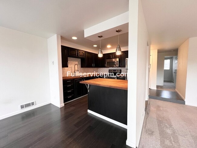 Building Photo - Stylish and Updated Newport Crest Condo