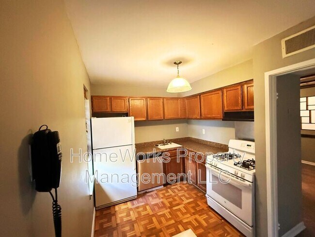 Building Photo - 9633 White Acre Rd