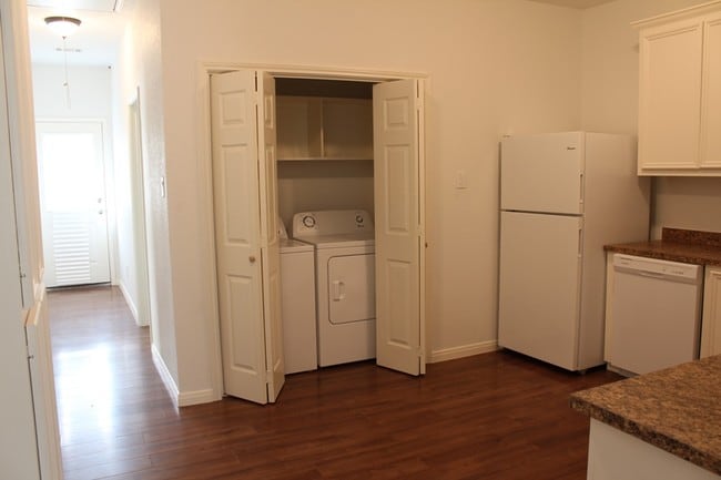 Building Photo - 409 Beto St
