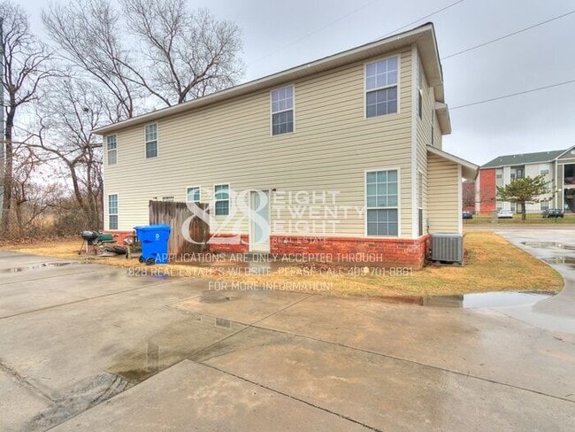 Building Photo - *AVAILABLE NOW!* Spacious 3 Bed/2.5 Bath Duplex Townhome Available in Norman!