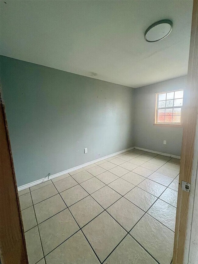 Building Photo - COMING SOON! 3 BED HOUSE!