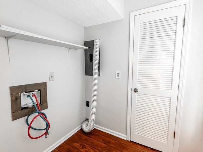 Building Photo - 2/1.5 Oakwood Townhome